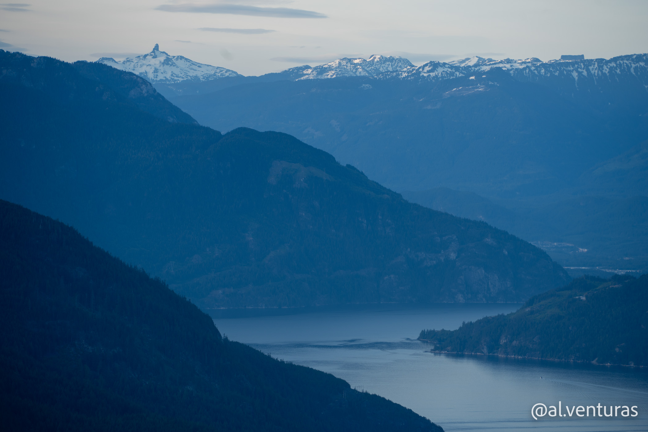 Amanecer espectacular desde la cima de Anvil Island