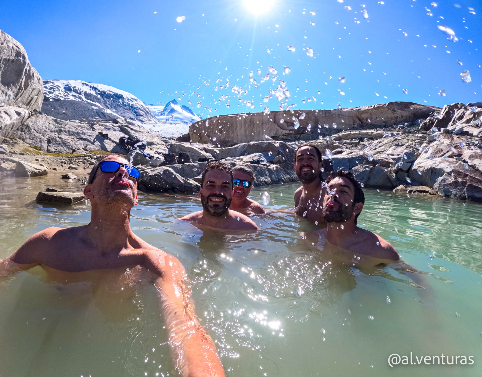 Disfrutando de un baño refrescante en una piscina natural junto al glaciar
