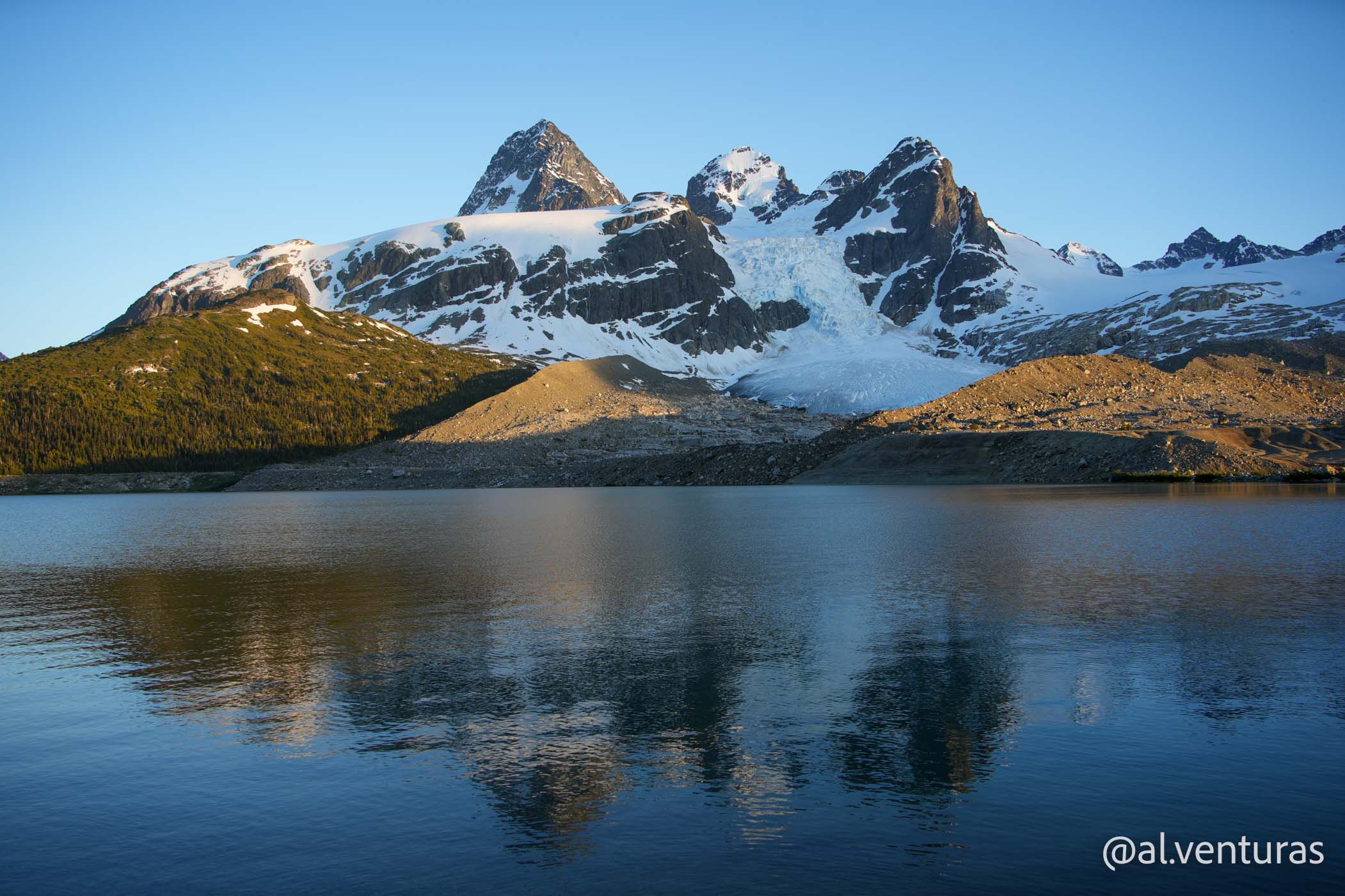 Atardecer espectacular sobre Ape Lake después de un día intenso