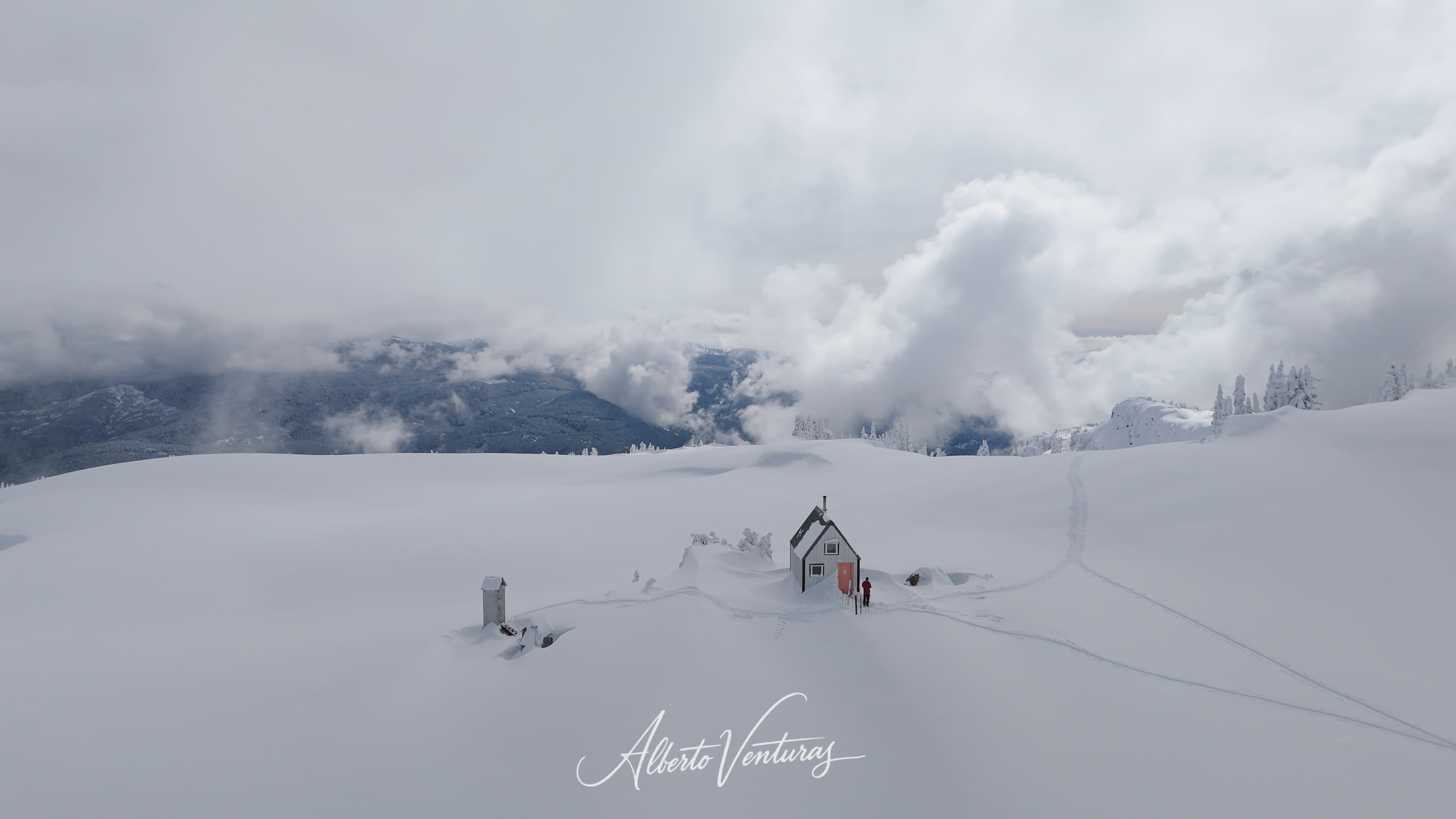 El Brew Hut emergiendo entre la nieve, finalmente a la vista