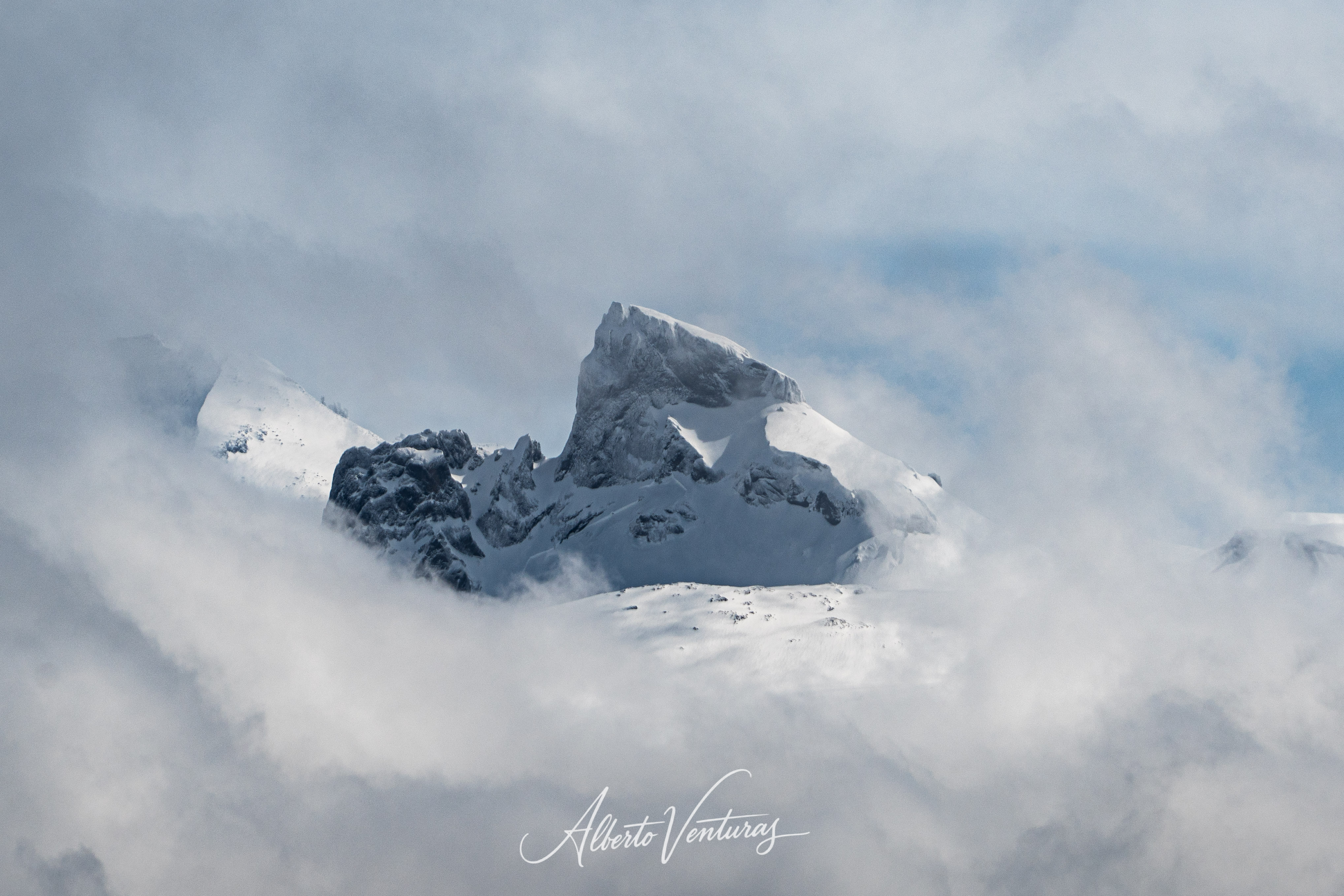 El sendero cubierto de nieve fresca durante la ascensión