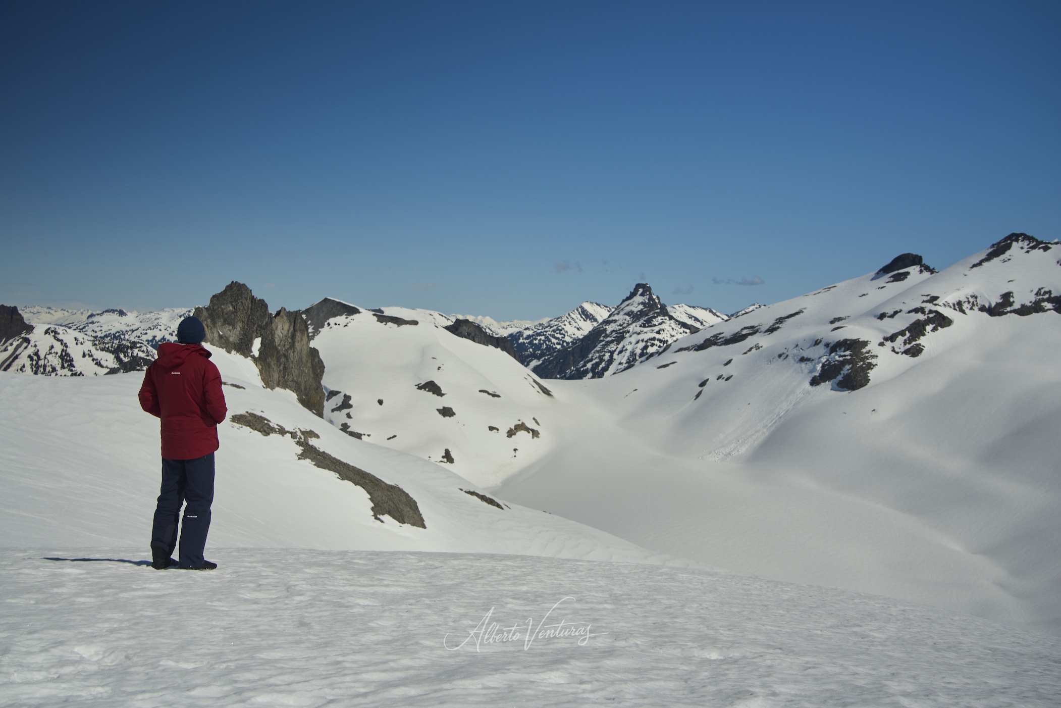 Alberto con los esquís al comienzo de la ruta, con las montañas nevadas de fondo