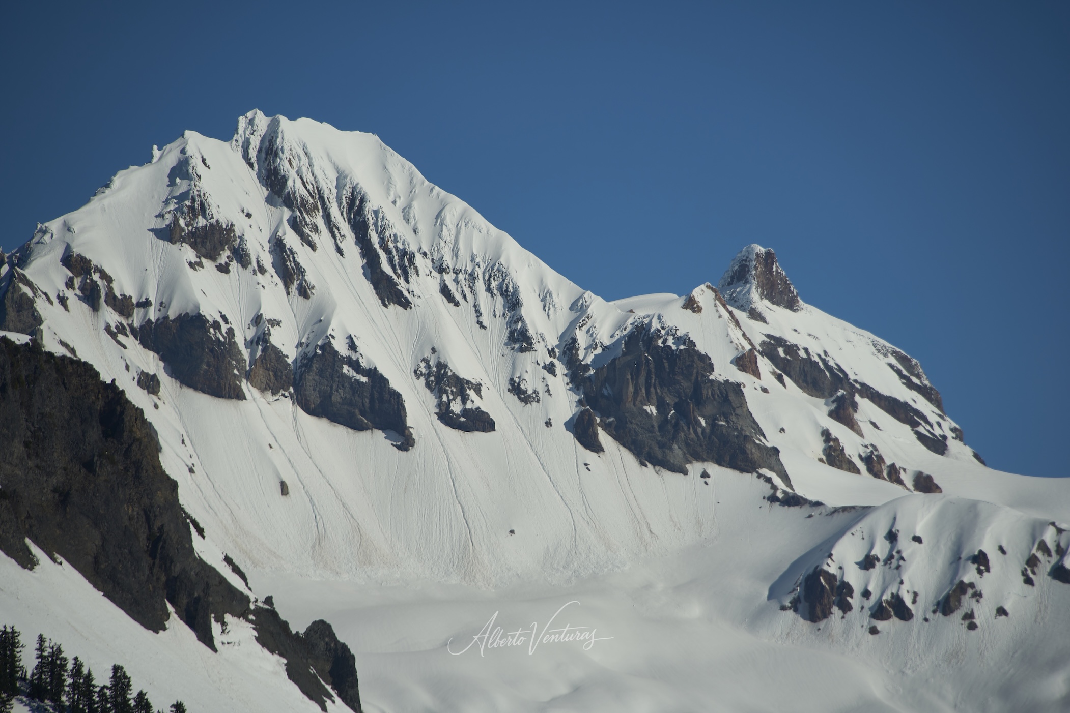 Cruzando la zona de avalanchas, uno a uno, con el glaciar al fondo
