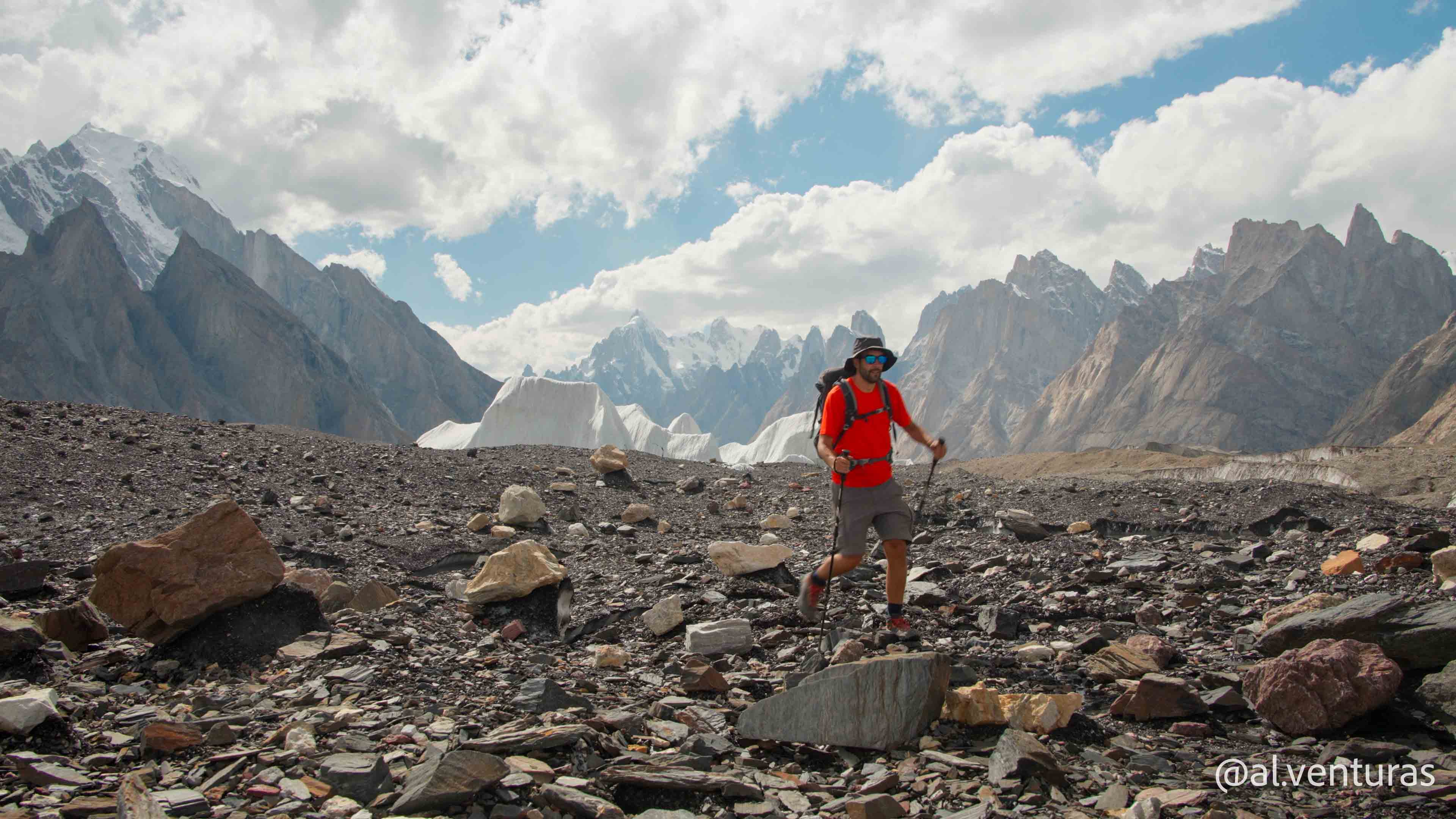 Caminando por el Glaciar Baltoro