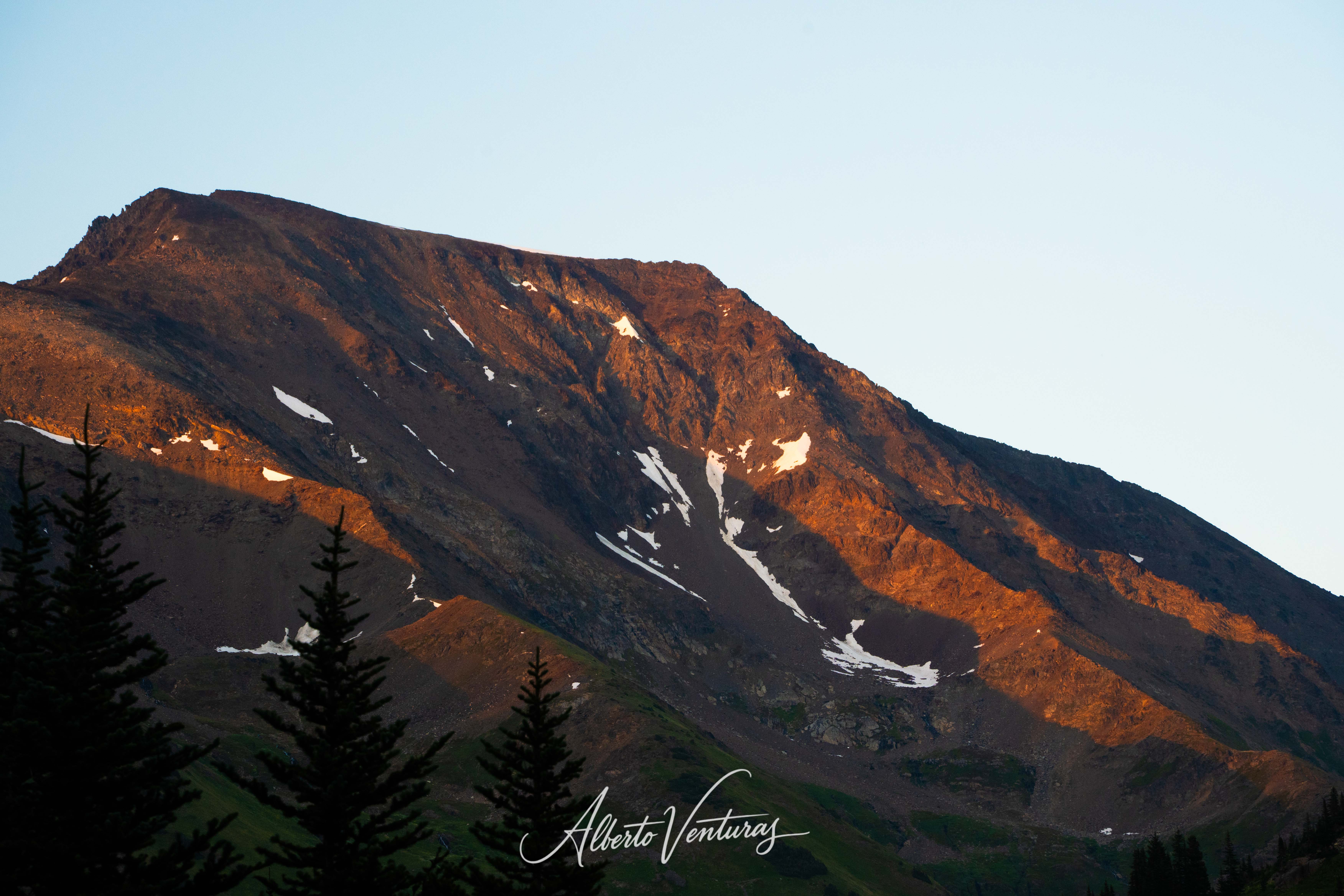 Vista de Whitecap Mountain desde el campamento al amanecer